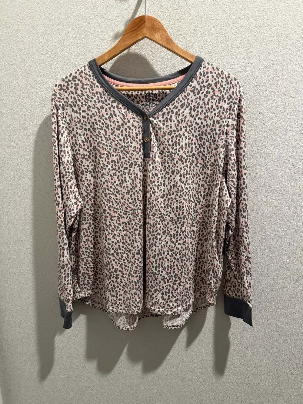 Cuddl Duds Leopard Print 2-Piece Pajama Set Henley Top & Joggers Size 1X‎